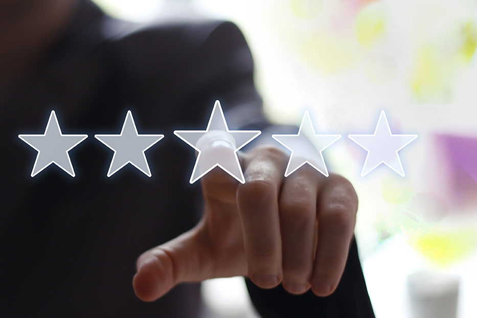 person giving online star rating