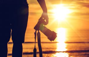 Un fotógrafo está frente al mar