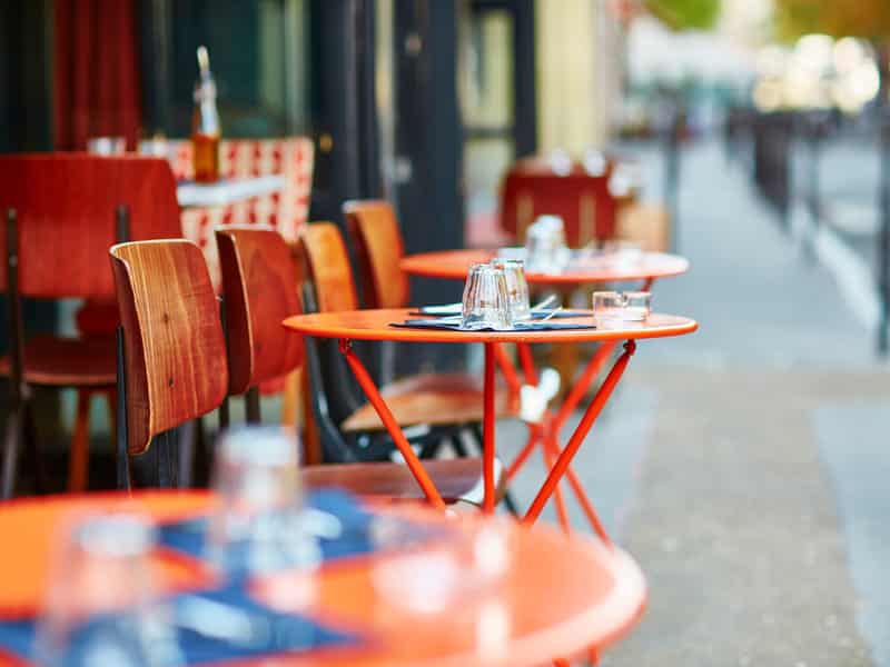tables rouges et terrasse de café traditionnel francais