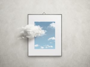 miroir avec un fond bleu et un nuage devant minimalist