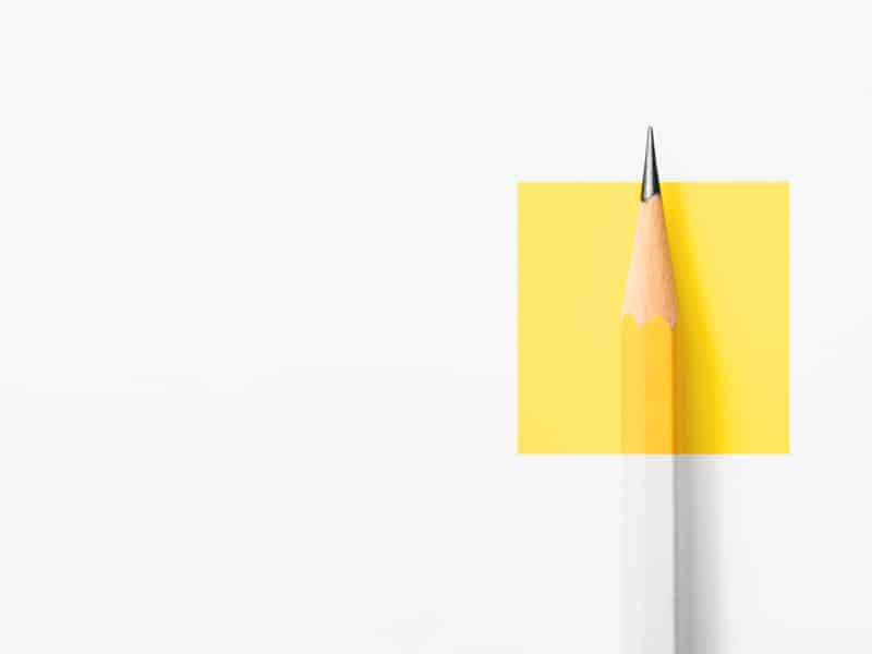 crayon jaune sur fond bland dans un esprit design